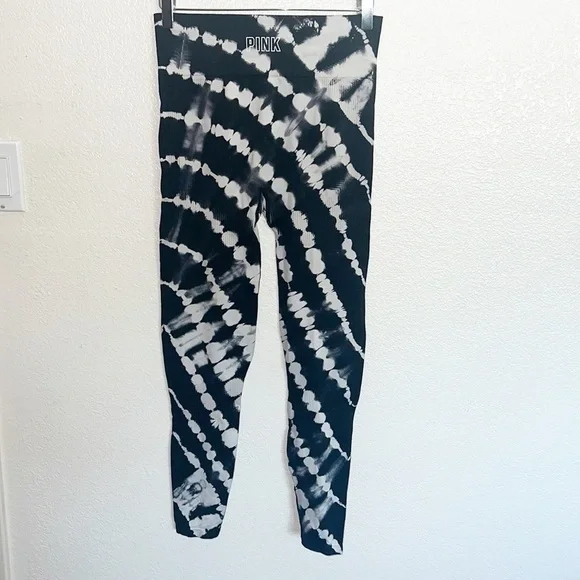 PINK Victoria’s Secret Seamless Black And White Tie Dye Leggings - Picture 8 of 10